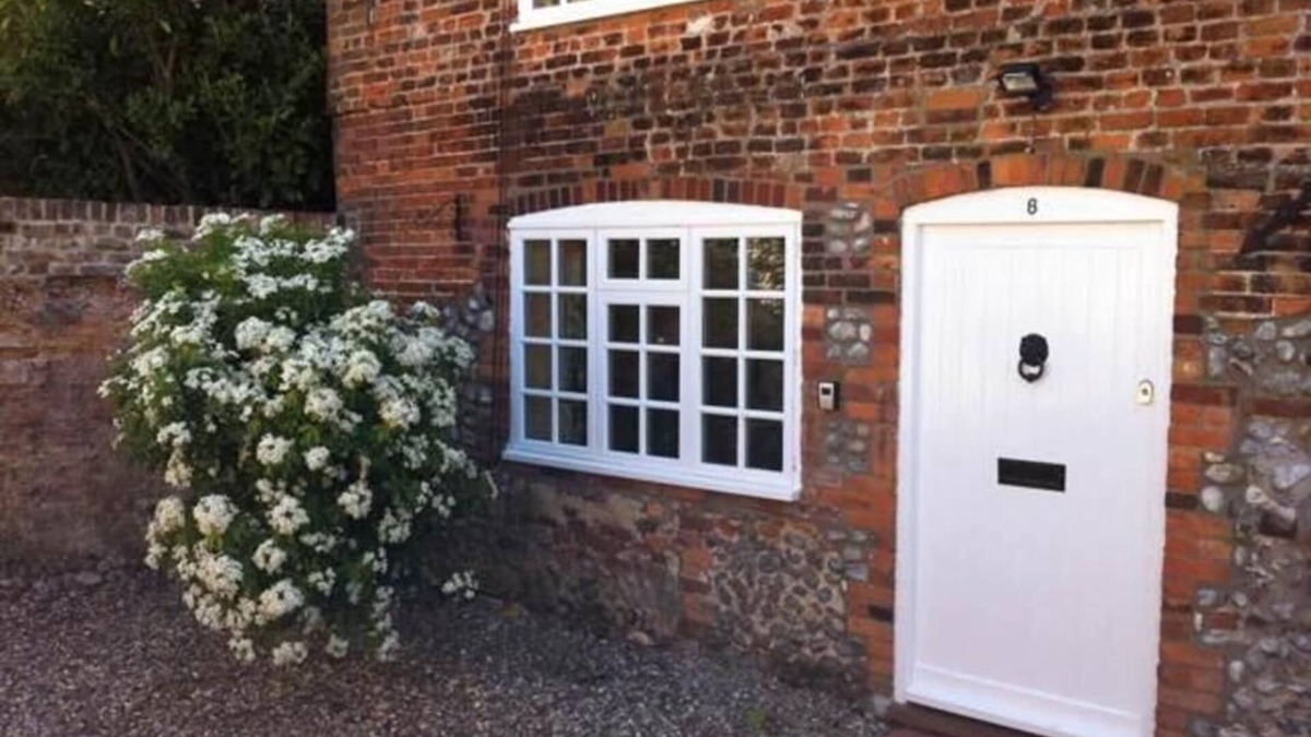 Holt Cottage | Cosy Carpenters Cottage in market town of Holt. Quiet & Secluded, parking, piano
