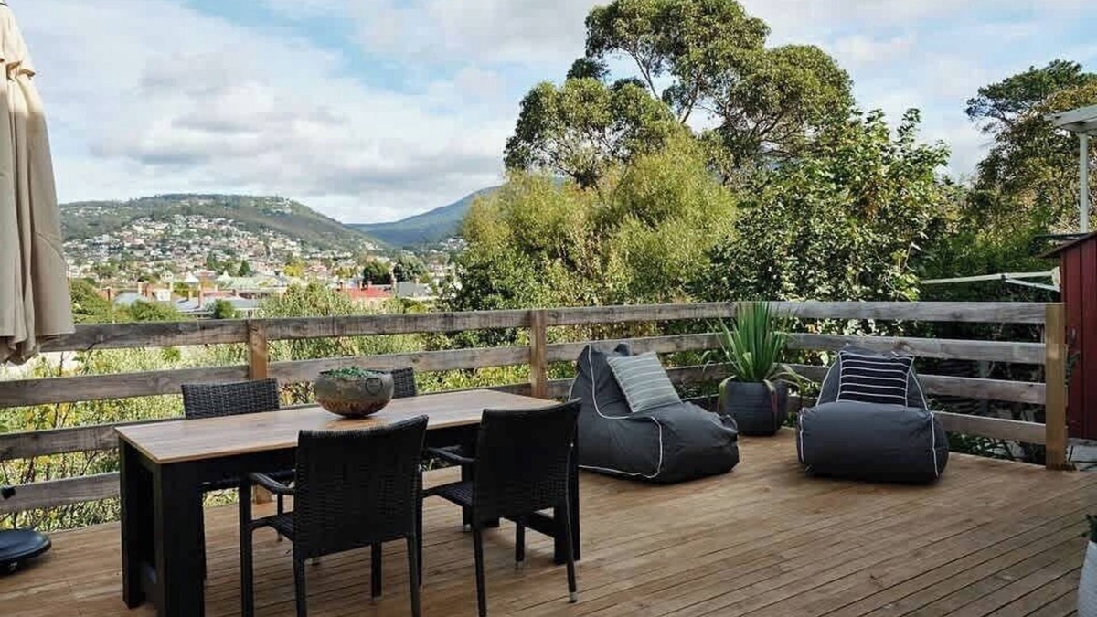 Battery Point Apartment | Cosy, central apartment with large sunny deck