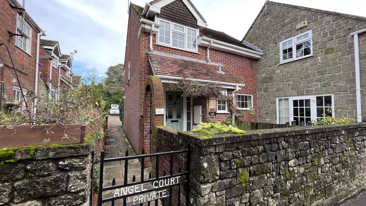 Shaftesbury Cottage | Cosy central Shaftesbury 2 bed cottage with Parking