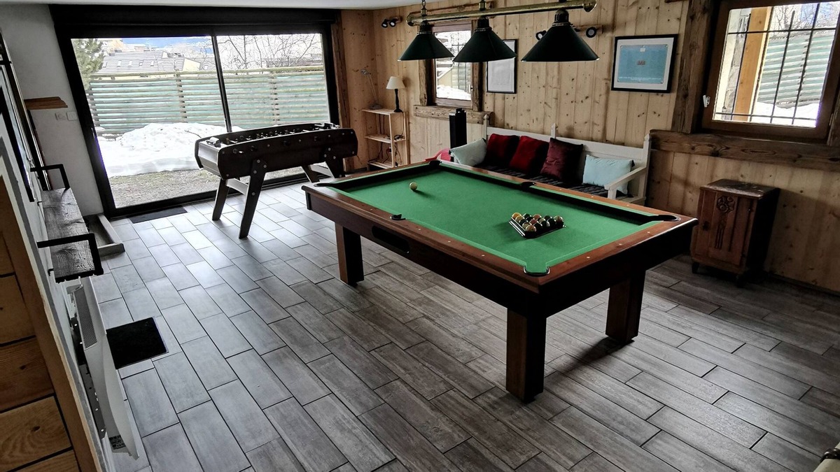 Font-Romeu-Odeillo-Via Ski Chalet | Cosy chalet with large games room and jacuzzi