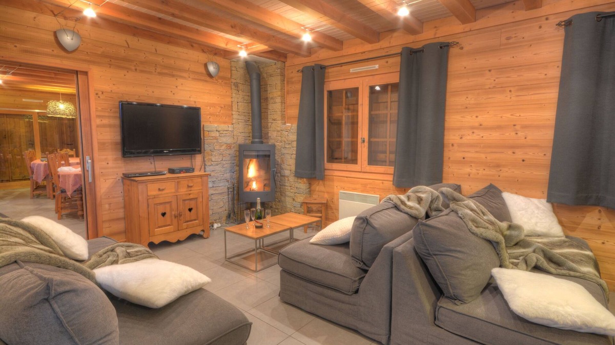 Morillon Ski Chalet | Cosy chalet, 8 bedrooms, 8 showers rooms, access to slopes and shops by foot
