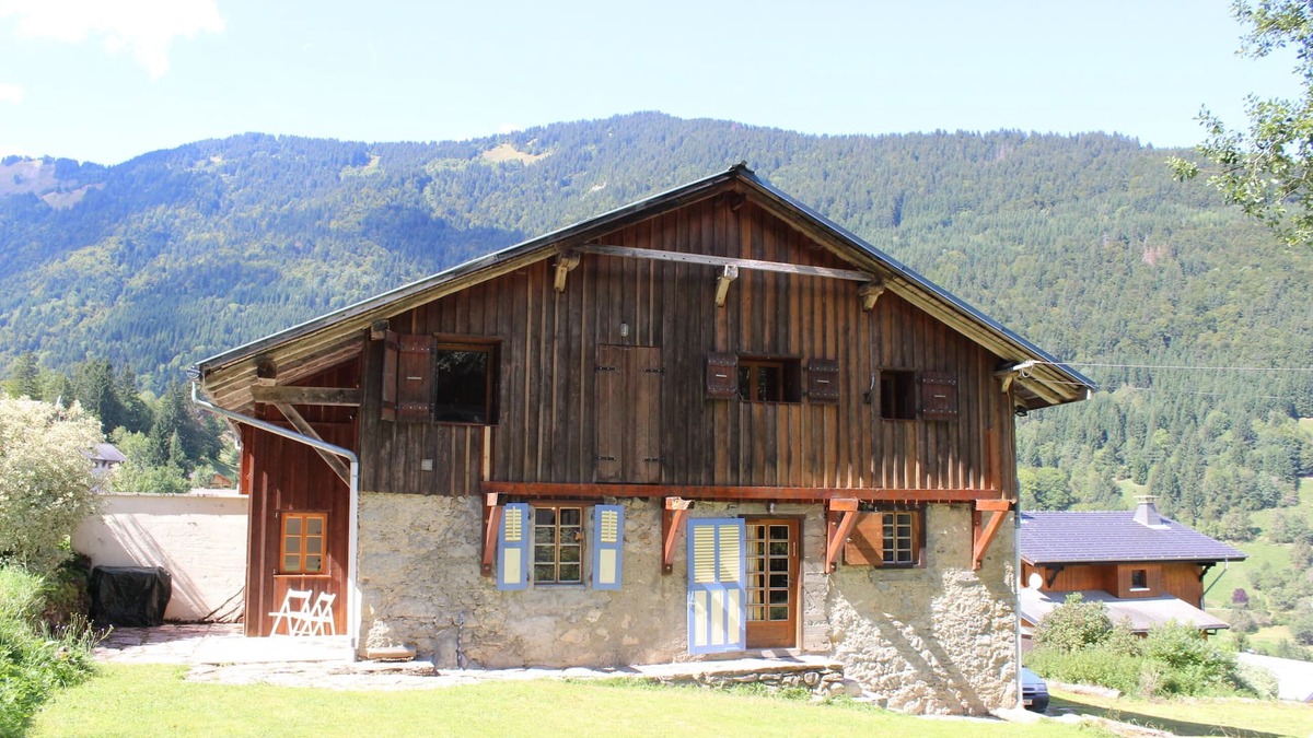 Saint-Jean-dʼAulps Ski Chalet | COSY CHALET - 3xBEDROOM/2xBATHROOM - 2 MINS FROM SKI LIFT - SLEEPS UP TO 6