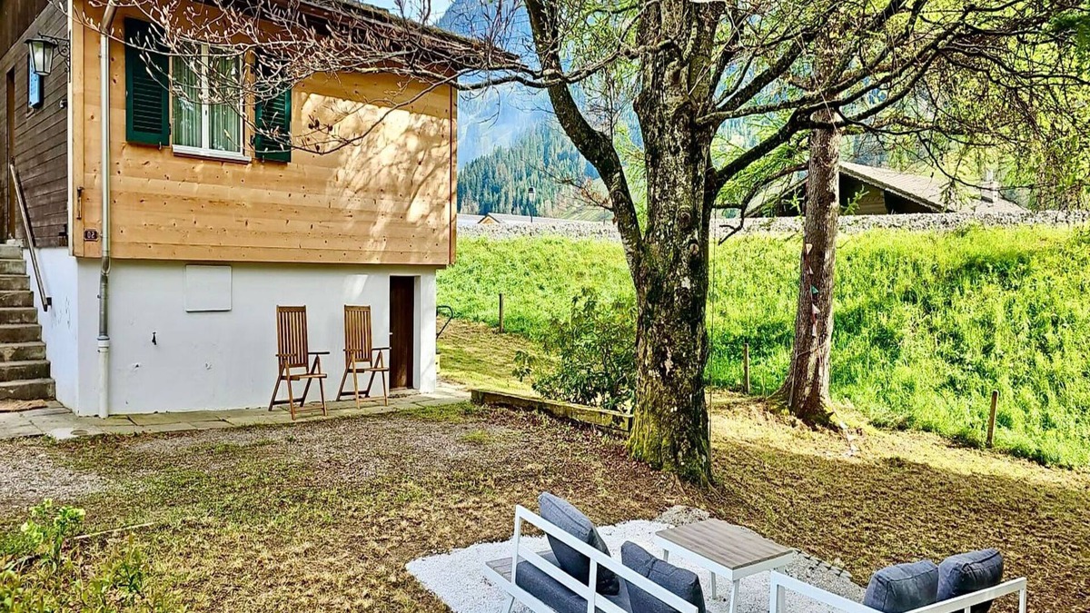 Rougemont Ski Chalet | Cosy chalet with garden
