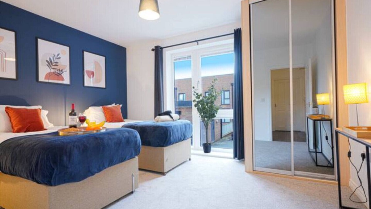 Milton Keynes Apartment | Cosy City Centre Balcony Free Parking Fast WiFi