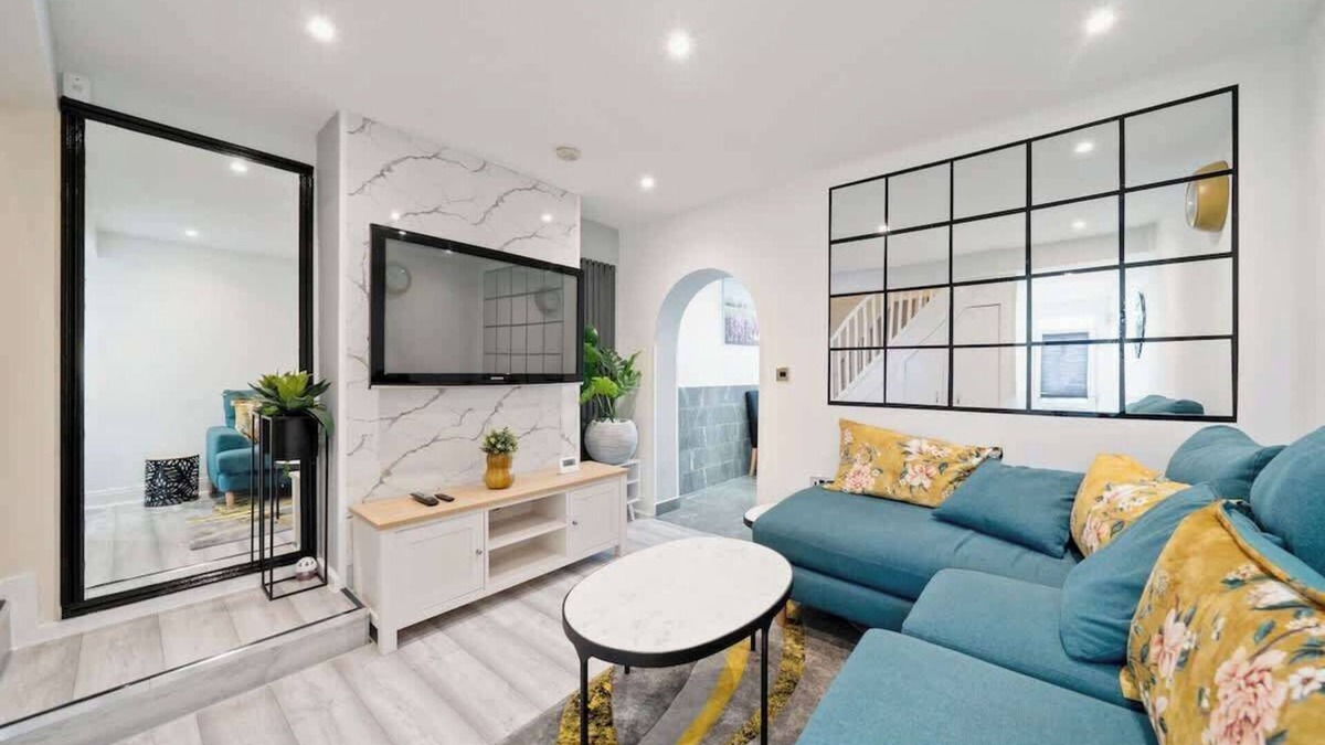 Grays House | Cosy Clean Home Near Central London