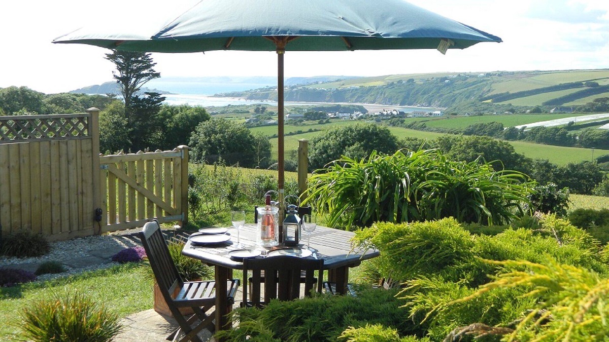Thurlestone House | Cosy Coastal Getaway, Thurlestone. Garden. Beaches. Log Burner. Dog Friendly