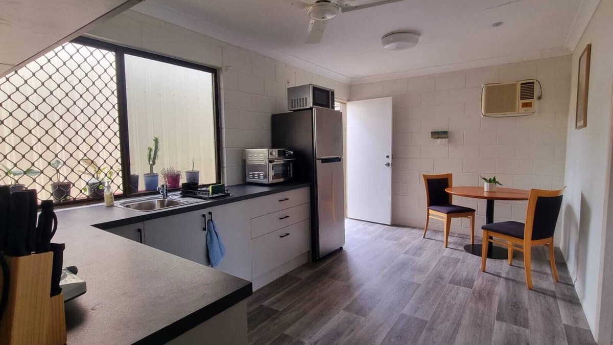 Condon Cabin | Cosy & Convenient: pools, shops, uni, hospital