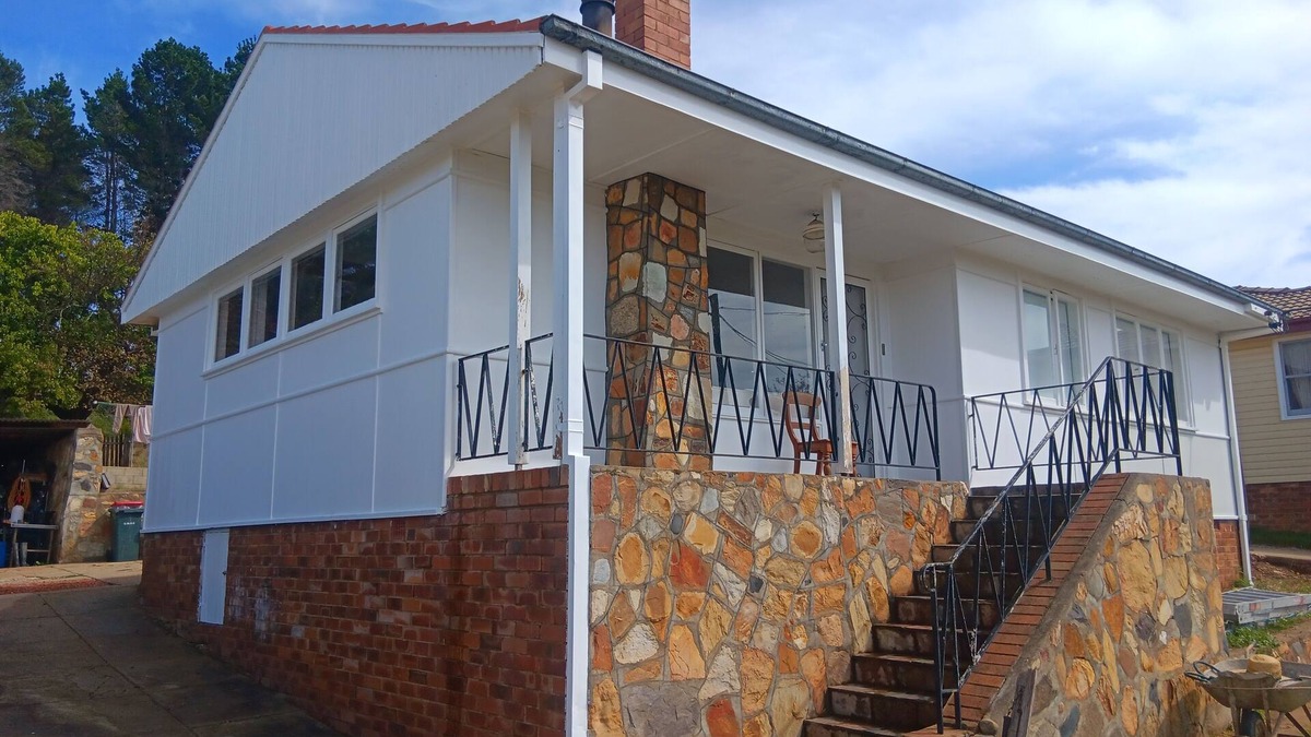 Cooma House | Cosy Cooma Holiday Home in the Snowy Mountains.