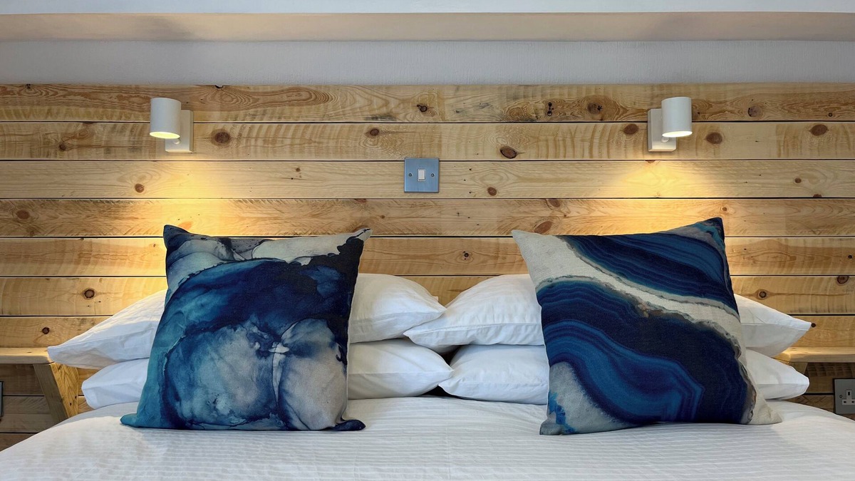 Saint John Cabin | Cosy Cornish lodge 10 minute walk from the beach