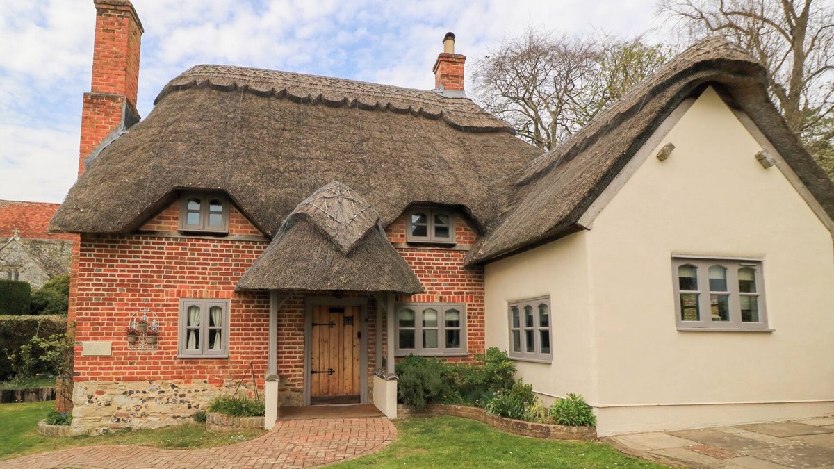 Salisbury Cottage | COSY COT, pet friendly, character holiday cottage in Salisbury