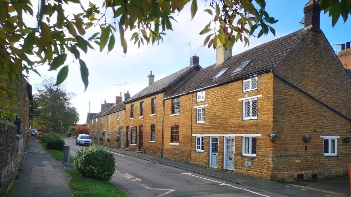 Harrington Cottage | Cosy cottage set in the heart of quite village, close to major transport network