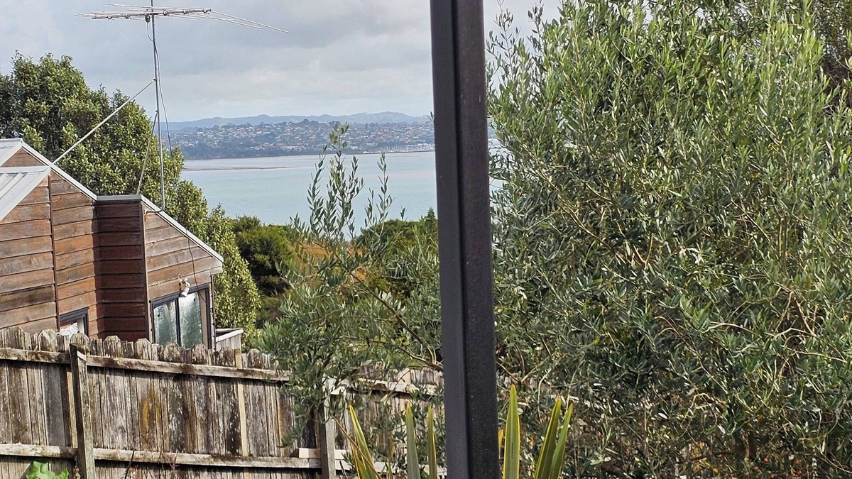 Beach Haven Cottage | Cosy Cottage, 5 min to Island Bay Beach & Wharf