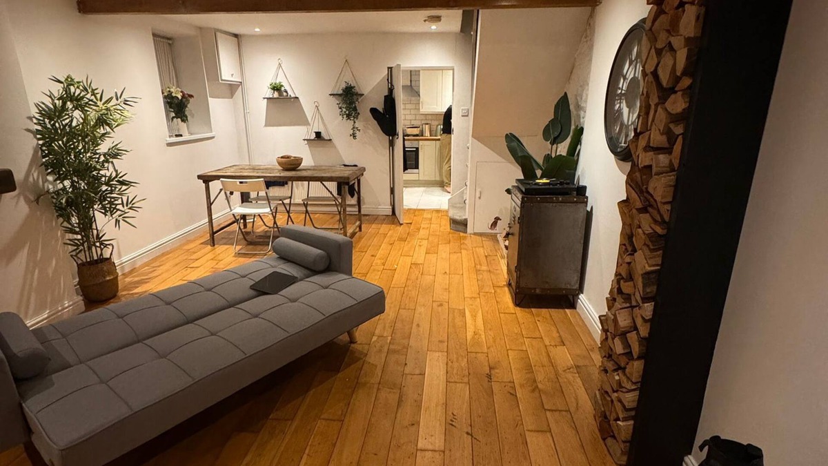 Old St Mellons Cottage | Cosy Cottage house Based in Cardiff City, 5-10 min to City Center.