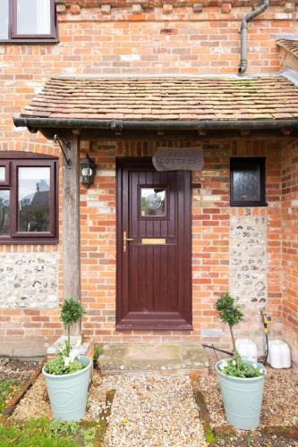 Chichester House | Cosy Cottage in Beautiful South Downs Walk 2 Pub