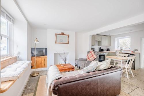 Crewkerne House | Cosy Cottage in Crewkerne Free on Street Parking