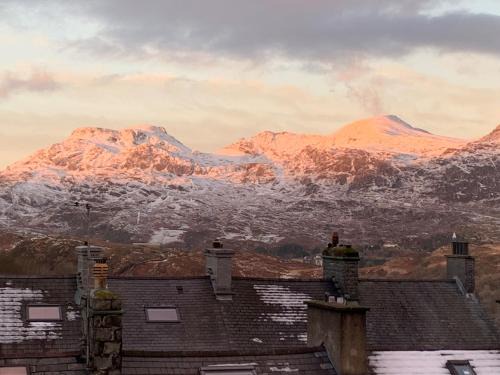 Manod House | Cosy cottage in picturesque Snowdonia with stunning views of the Moelwyn mountains