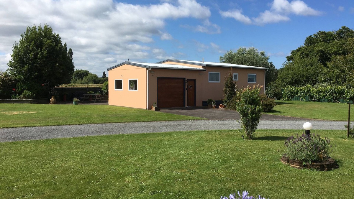 Ngongotaha Cottage | Cosy cottage in peaceful garden setting - just a minute's walk to Lake Rotorua