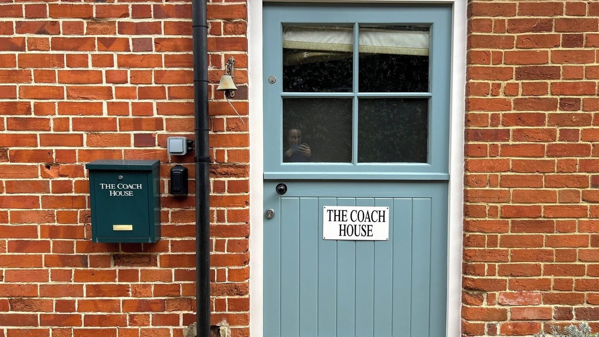 Odiham Cottage | Cosy cottage in rural village just outside London