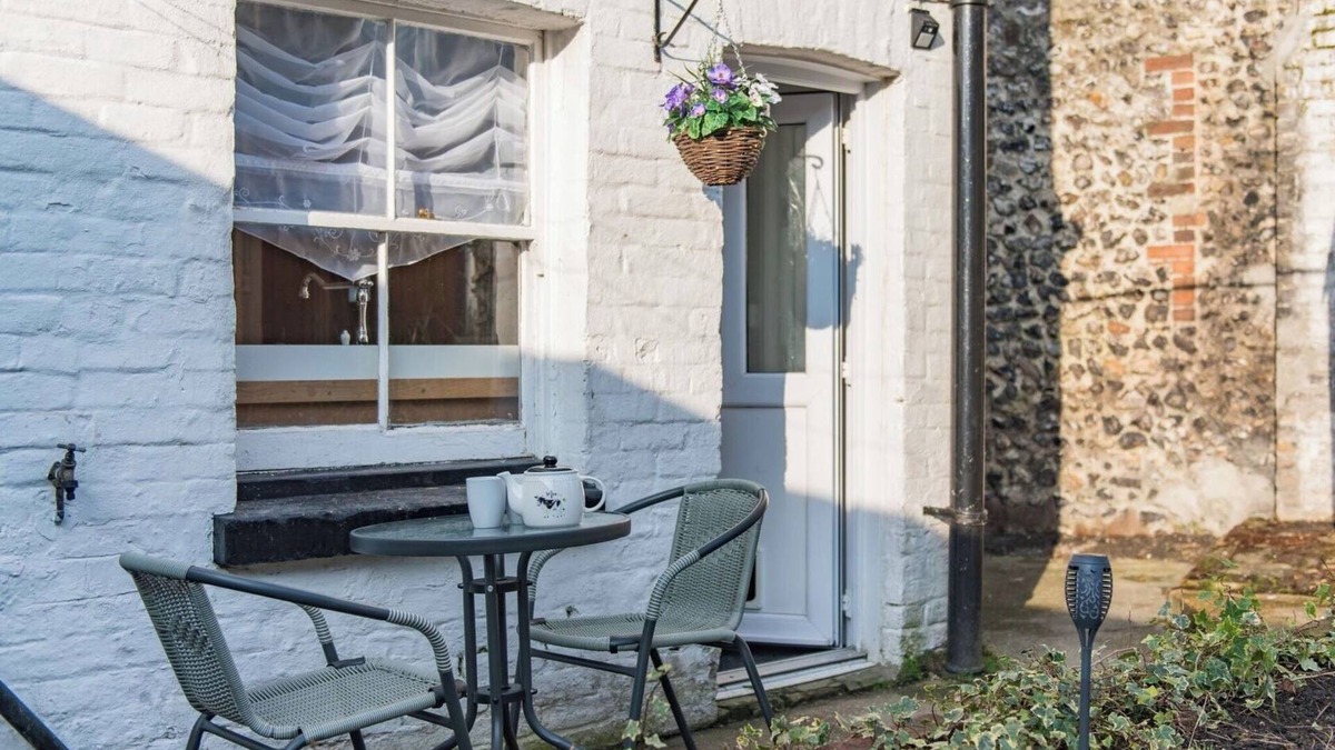 Temple Ewell Cottage | Cosy cottage in Temple Ewell, walk to the local pub and Kearsney Abbey