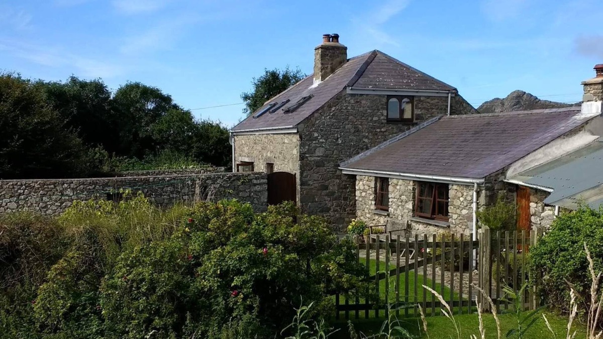 St Brides Cottage | Cosy Cottage. Log Stove, Private Walled Garden, Coastal Walking From The Door.