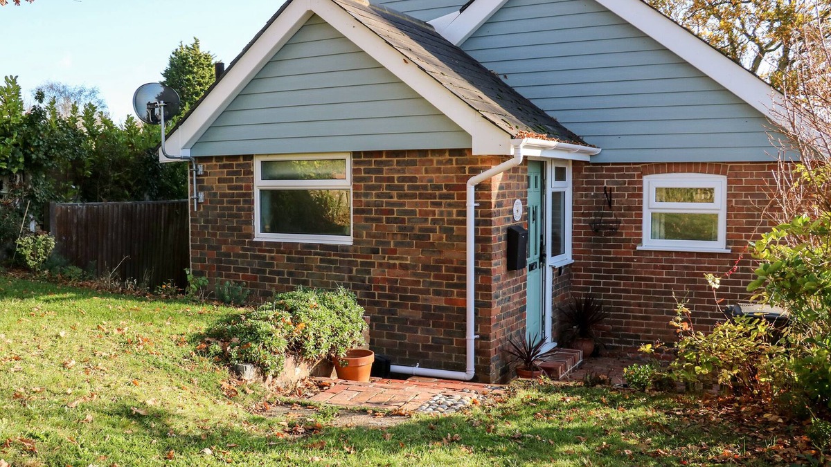 Bexhill-on-Sea Cottage | COSY COTTAGE, pet friendly, with a garden in Bexhill-On-Sea