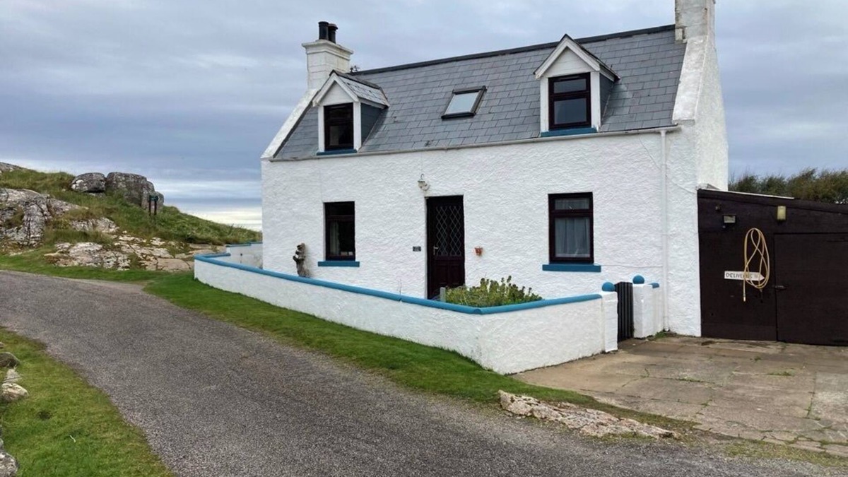 Oldshoremore Cottage | Cosy cottage with garden, just a five minute walk from stunning Polin beach