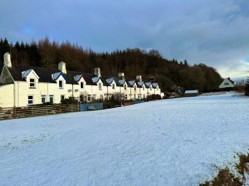 Cairnbaan House | Cosy Cottage with Woodburner by Crinan Canal Pets Welcome