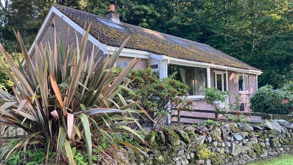 Thornhill Cottage | Cosy Country Cottage with Hot Tub Dog-Friendly