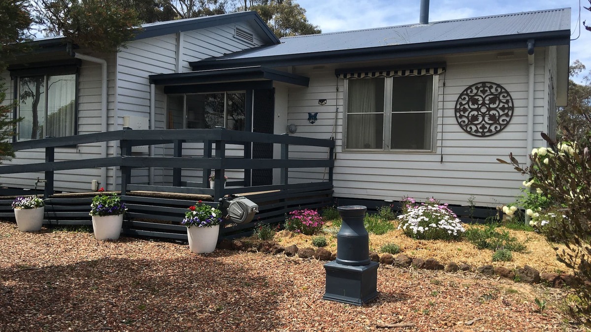 Avoca House | Cosy Country Cottage in the Pyrenees(Pet Friendly.)
