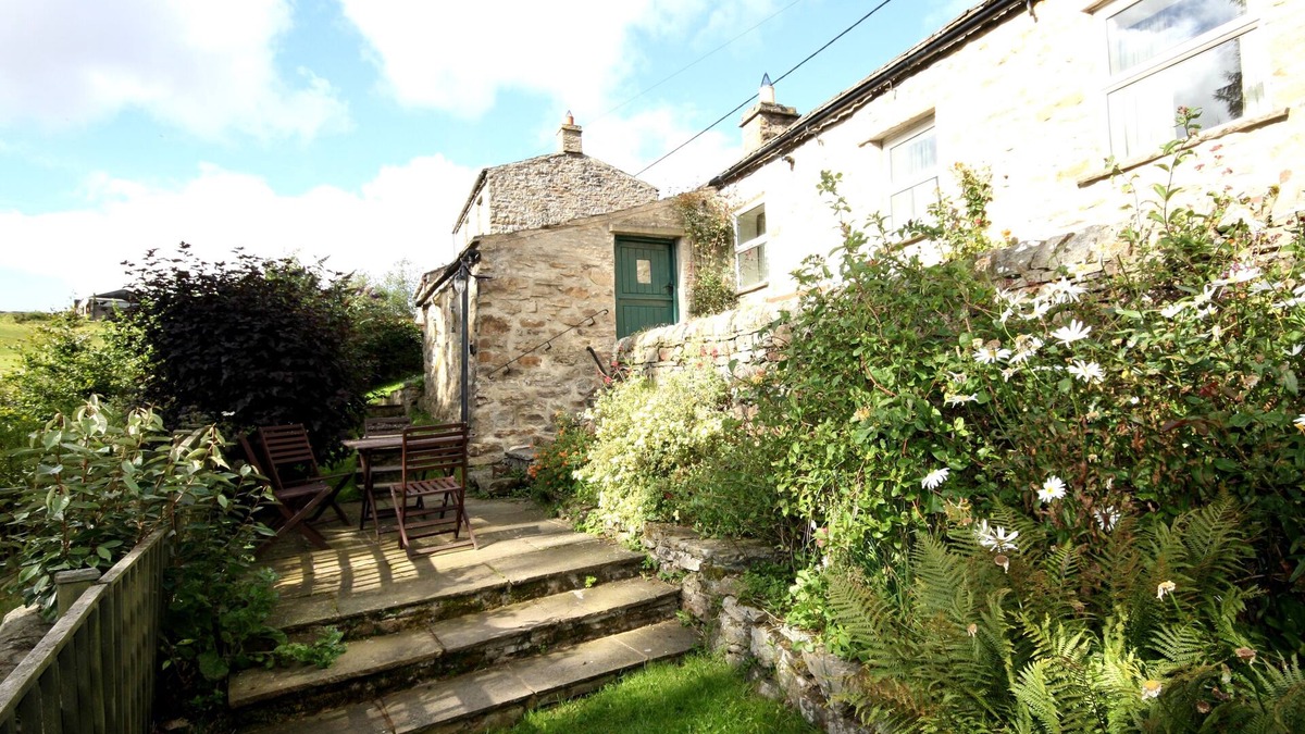 Langthwaite House | Cosy, Dog Friendly Cottage w/Free WiFi, Woodburner, a good size garden and a short walk to two pubs