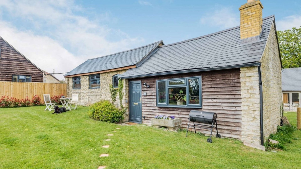 Faringdon Cottage | Cosy dog friendly holiday cottage for 2 in the Cotswolds - Honey Cottage