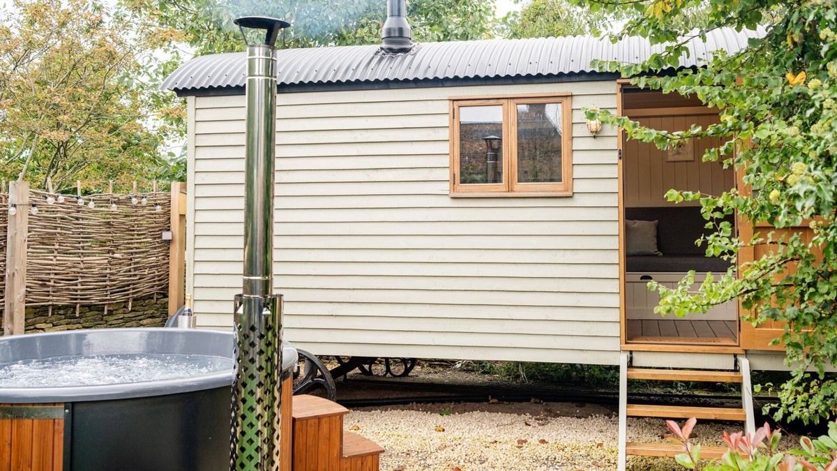 Filkins Cottage | Cosy dog friendly shepherd's hut in the Cotswolds with hot tub - The Hideaway