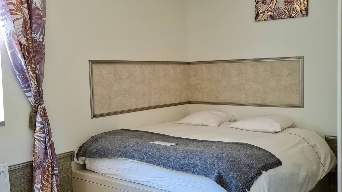 Saint-Priest House | Cosy double room overlooking the street in a charming house