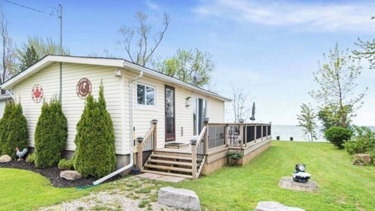 Dunnville Cottage | Cosy Fall getaway 1 hour to Hamilton 3 bedroom Lake Erie Lakefront Cottage