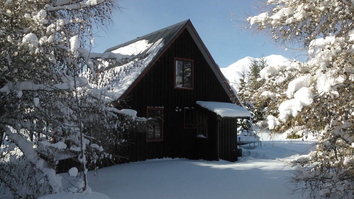 Castle Hill Ski Chalet | Cosy family and pet friendly chalet in a fabulous scenic alpine setting.