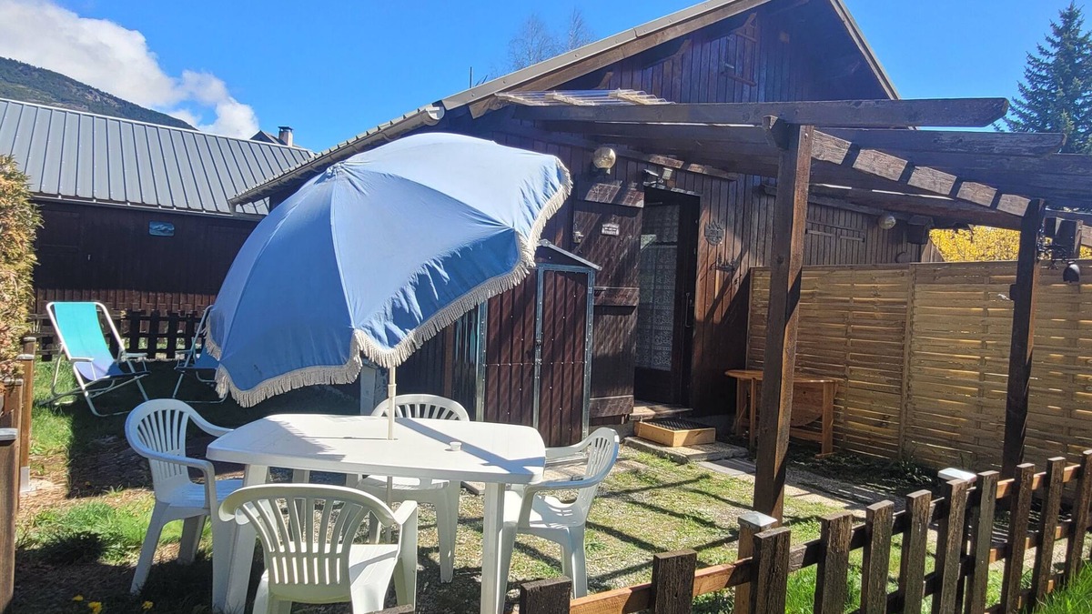 Barcelonnette Ski Chalet | Cosy family chalet for 4 people. Pets allowed.