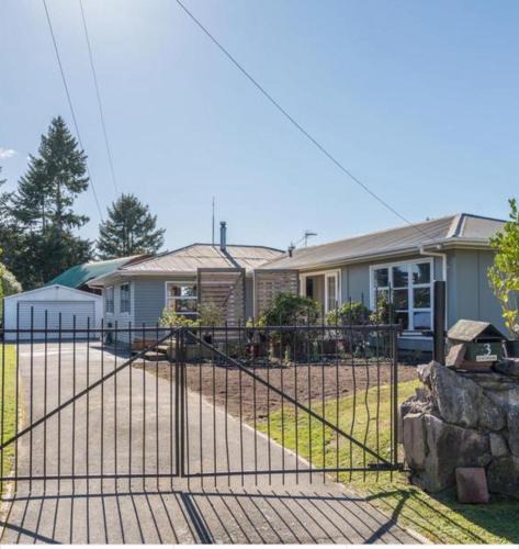 Springfield House | Cosy family home with a sunny deck