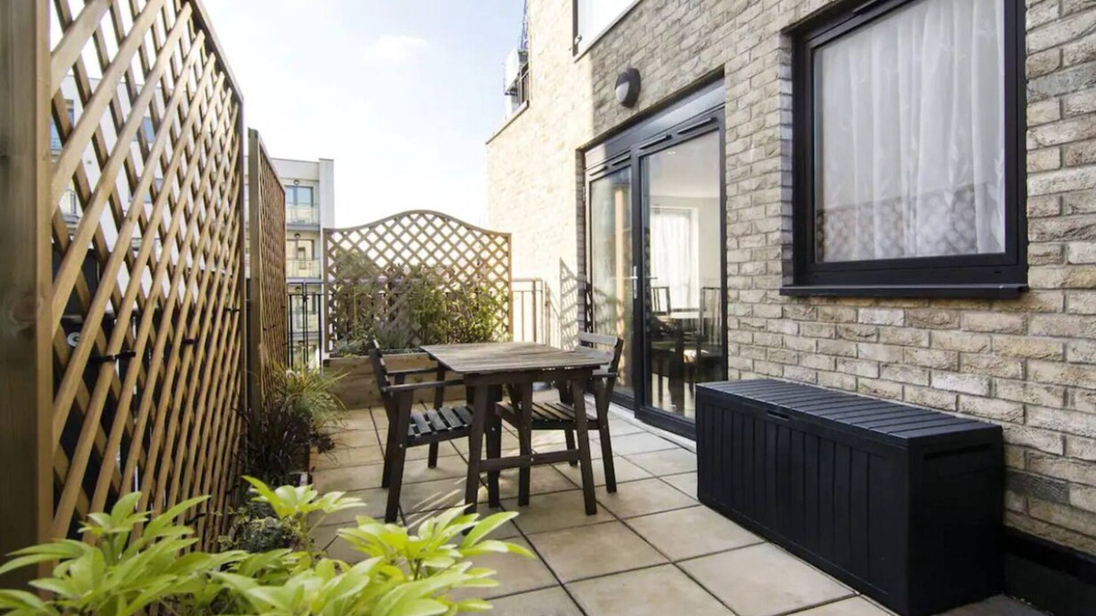 Lansbury Apartment | Cosy Flat with Terrace