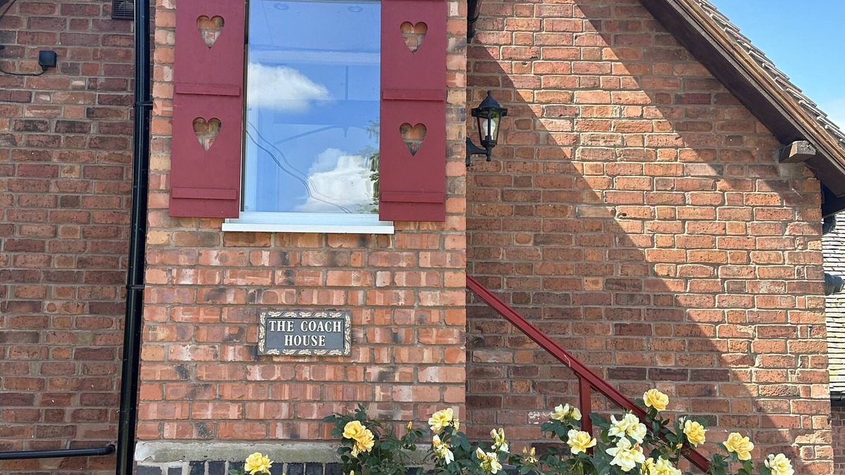 Rosliston Apartment | Cosy, fully refurbished, rural apartment In Heart of England with stunning views