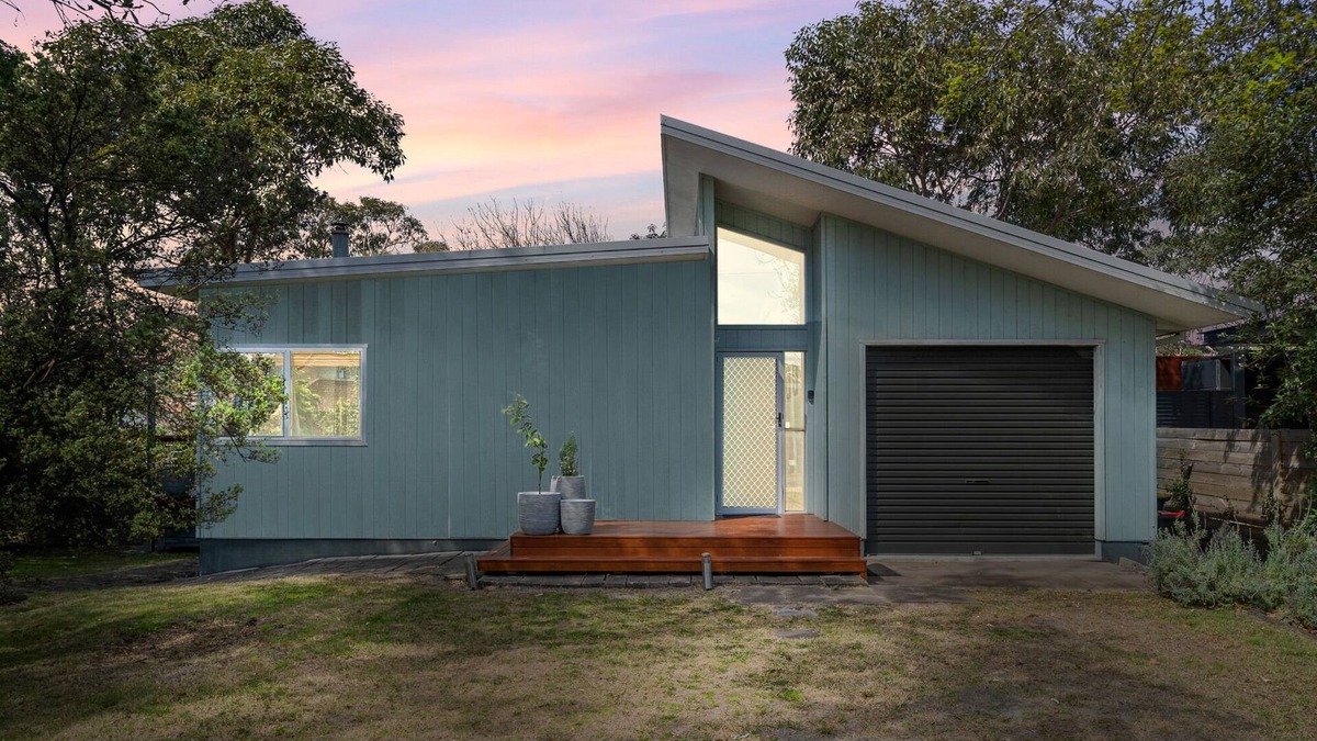 Broulee House | Cosy Getaway with Fireplace and Spacious Backyard