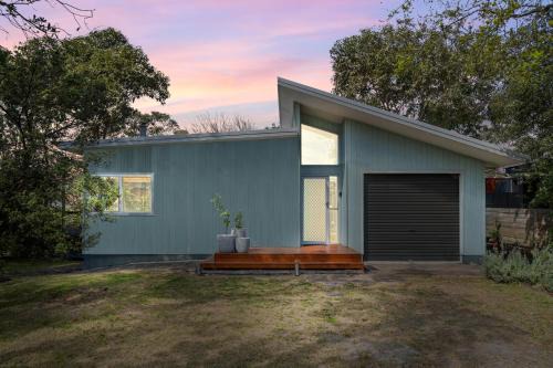Broulee House | Cosy Getaway with Fireplace and Spacious Backyard