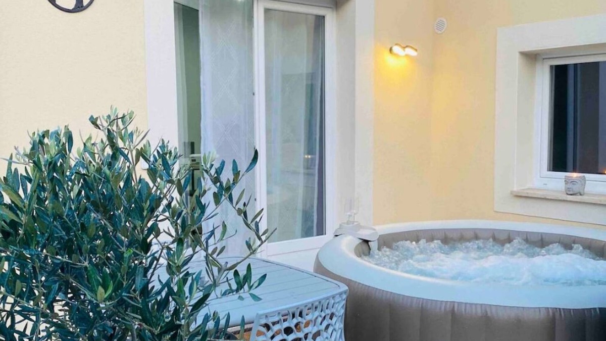 Mondragon Apartment | Cosy gites with private spas and swimming pool