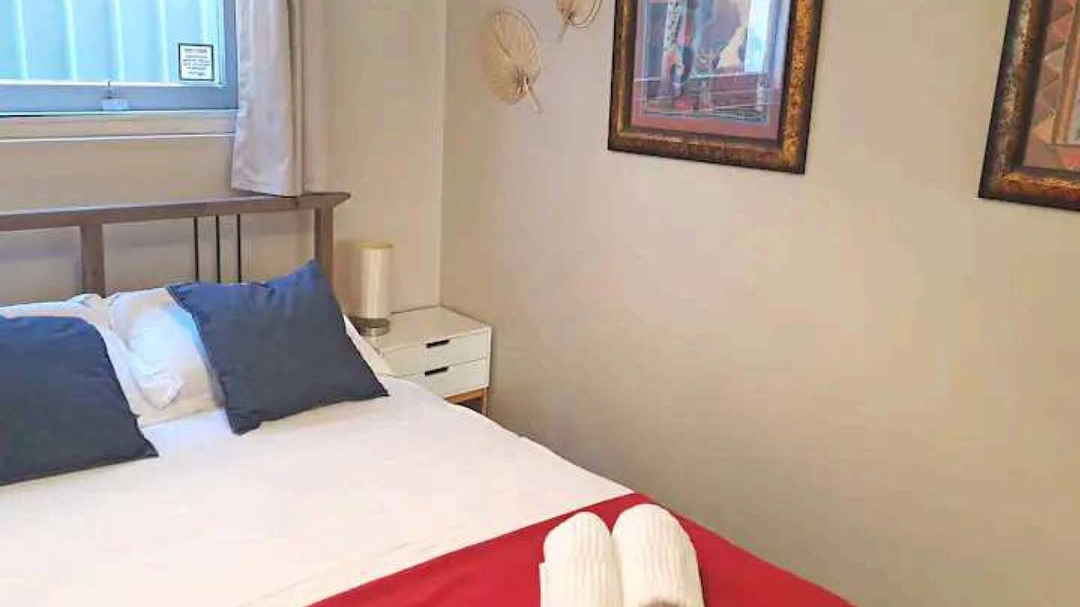 Kingsgrove House | Cosy guest suite. Close to motorway for easy airport access. Families welcome.