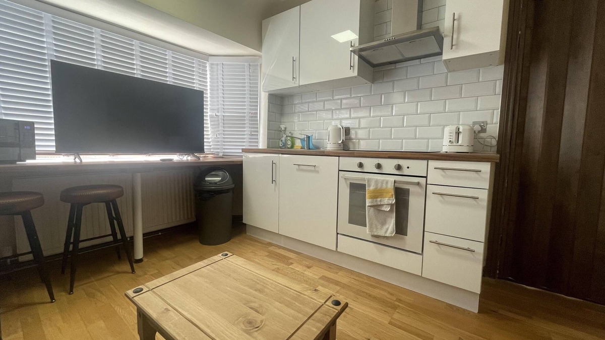 Pinkwell Apartment | Cosy Heathrow Apartment with 2 Bedrooms