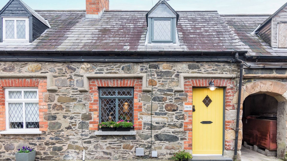 Hillsborough Cottage | Cosy historic cottage in Hillsborough, near Belfast, Dublin & local attractions
