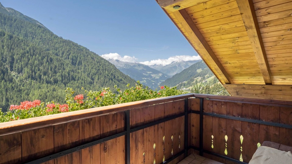 San Leonardo in Passiria Apartment | Cosy Holiday Apartment "Haus Hubertus - 6" with Mountain View & Wi-Fi