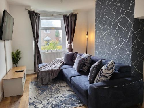 Wyken Apartment | Cosy Home Ideal for Business, Contractors, Families near Walsgrave Hospital, Shops and M6, A46, Free Parking