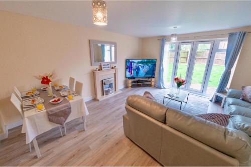 Corby House | Cosy Home-Sleeps 5- Private Garden- Free Parking