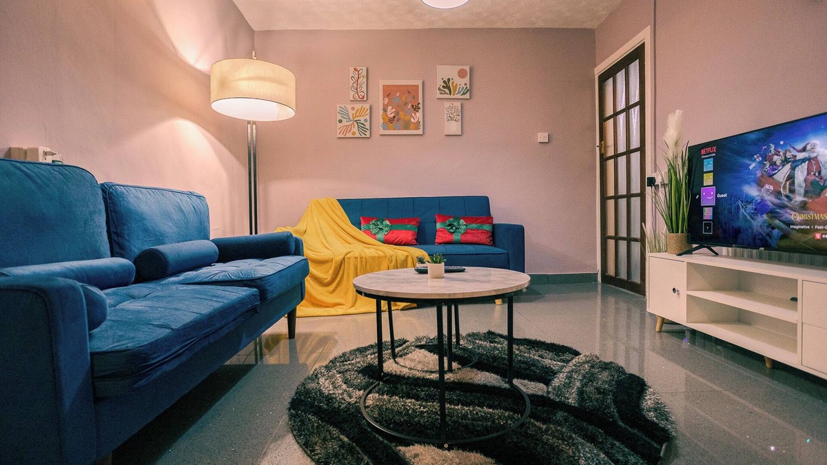 Acresford House | Cosy Home - sleeps 8, Free Parking, WiFi, Netflix, Prime Location