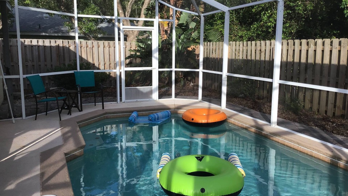 Edgewater House | Cosy Home with Heated Pool